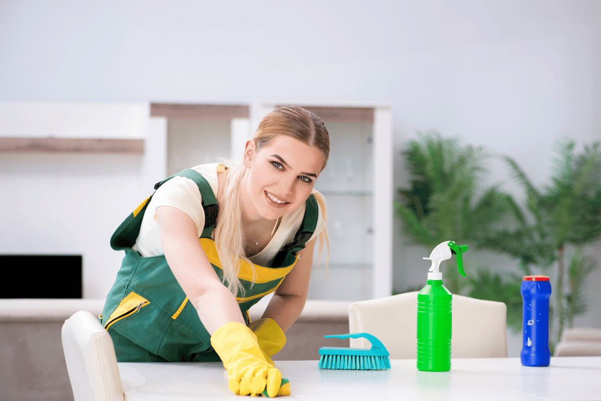 A professional house cleaner at job in Melbourne