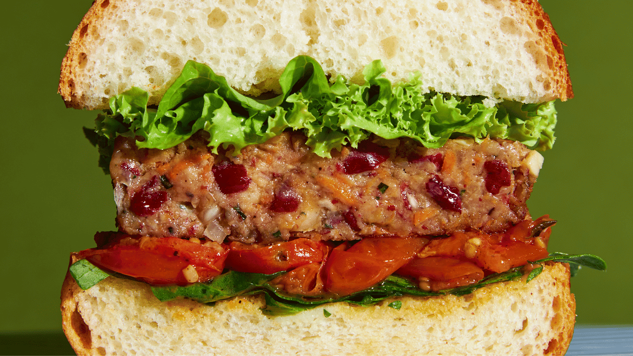 Close-up of a sliced plant-based burger symbolising the alternate protein trend that drove Beyond Meat’s early success.